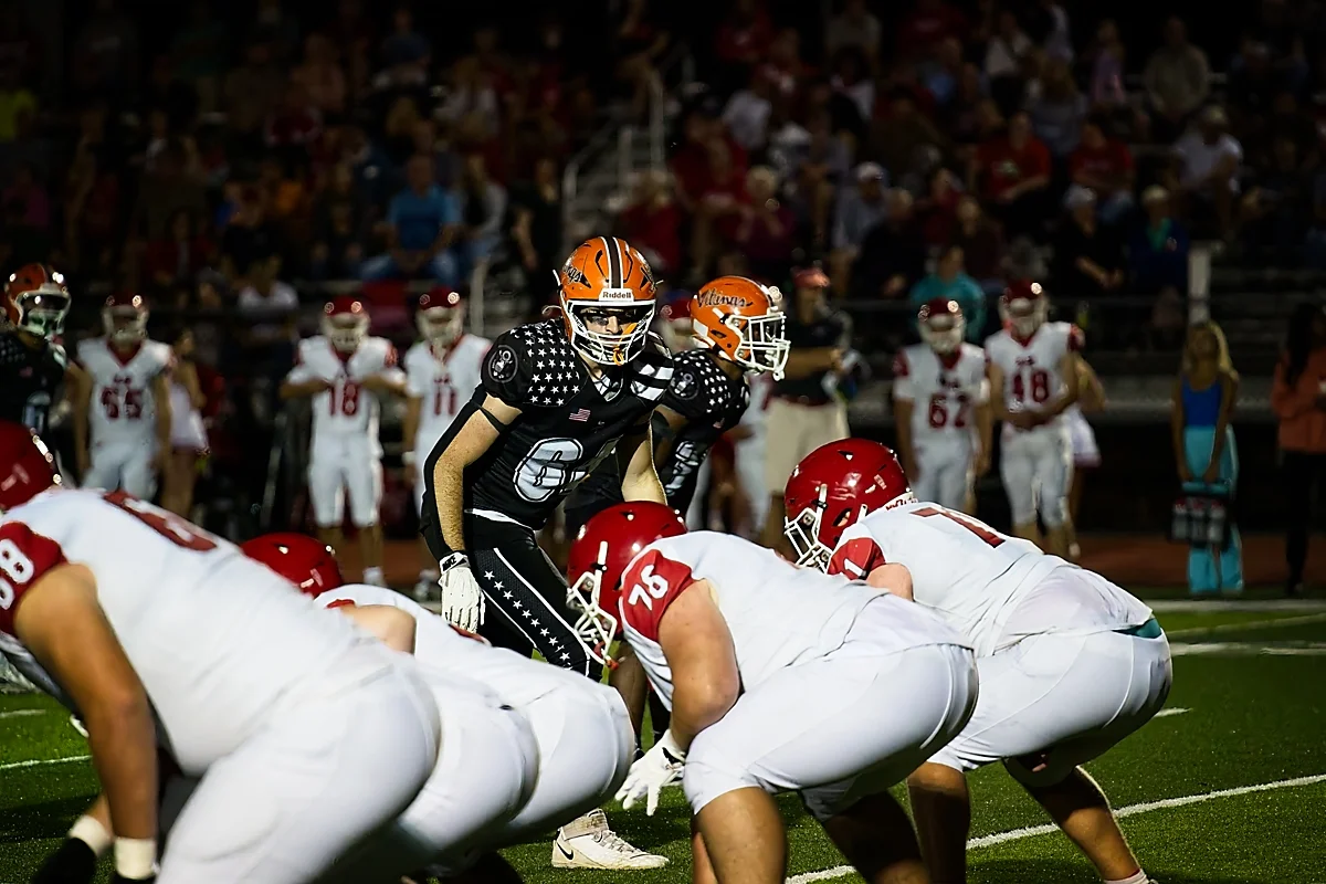LB looking over the offense